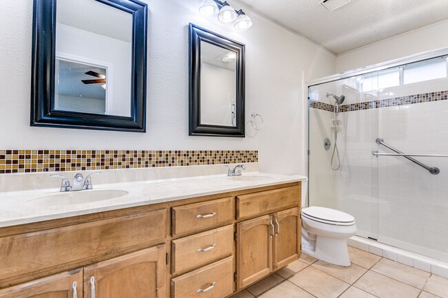 Building Photo - BEAUTIFUL SINGLE STORY HOME IN OAK HOLLOW