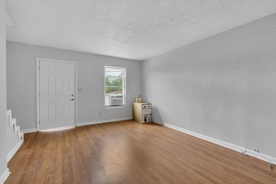 Building Photo - 3226 Lincoln Ave