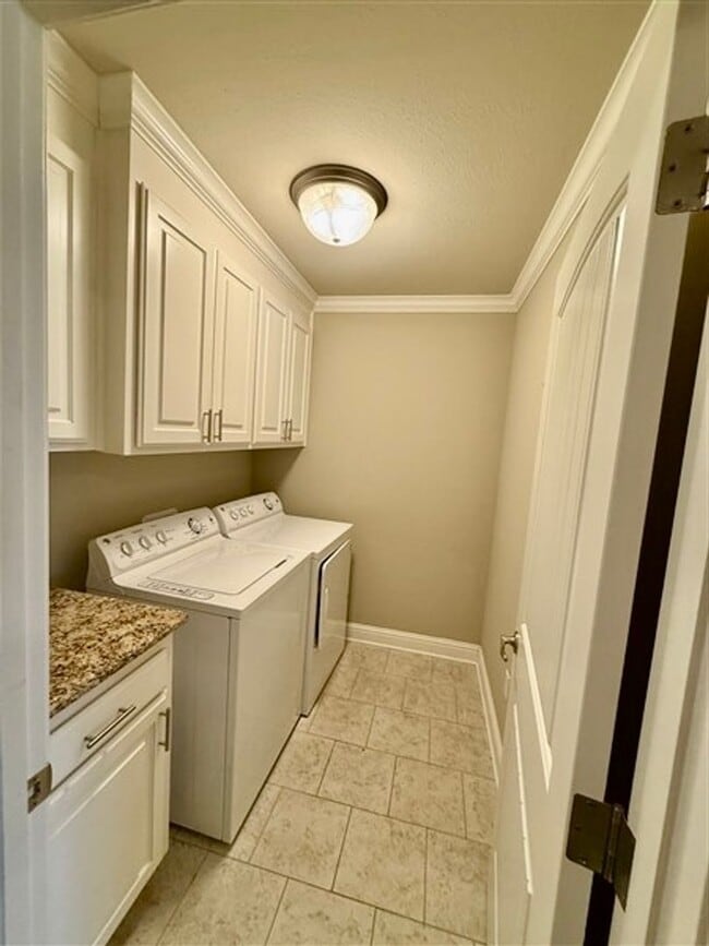 Building Photo - For Lease in Gated Cypress Place! Like-New...