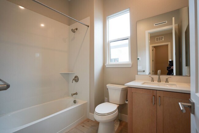 Building Photo - New Construction End Unit Luxury Townhome in Central Sunnyvale Location!