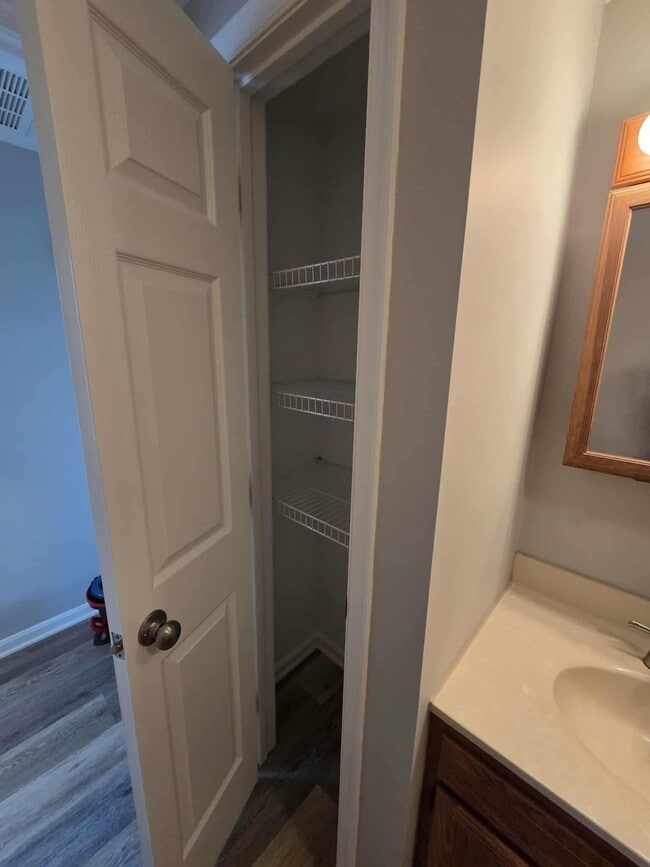 Building Photo - 923 Rose Hill Ave