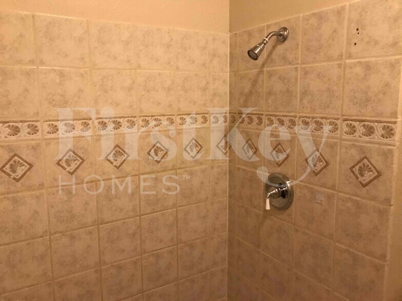 Building Photo - 1036 SE 11th Terrace