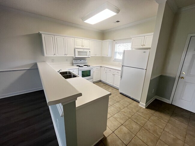 Building Photo - First Floor, 2 Bedroom, 2 Bath Condo with Screened Patio! Community Pool! Available Now!