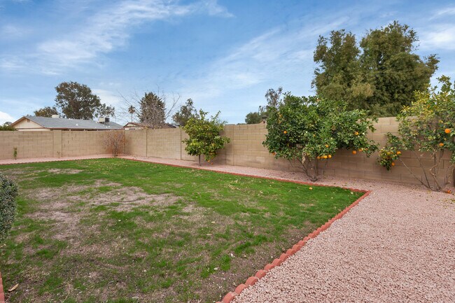 Building Photo - Glendale home with pool