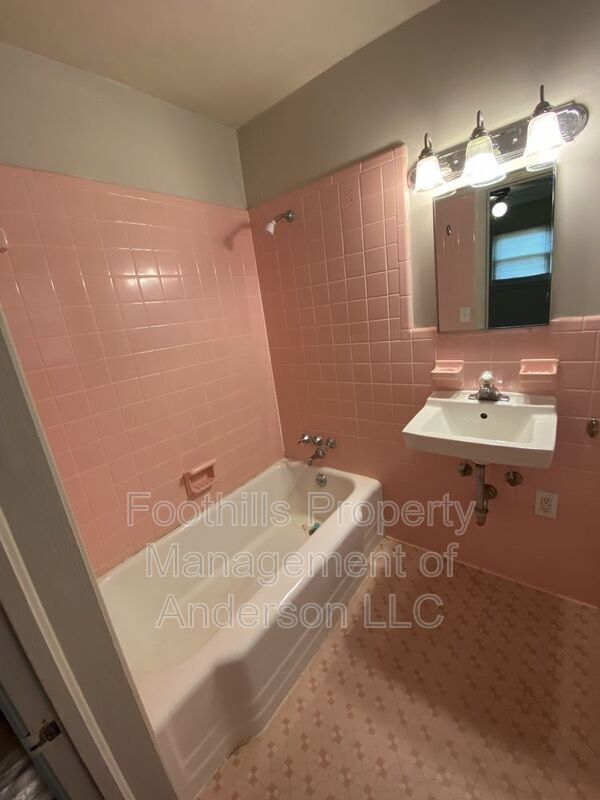 Building Photo - 401 Shannon Way