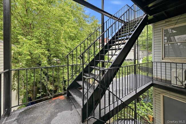 Building Photo - 17 Lamartine Ave
