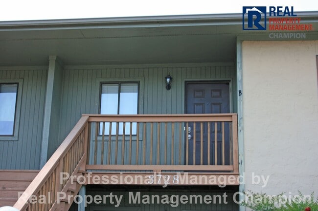 Building Photo - Beautiful Upper-Level Condo with Convenient Mid-Town Location