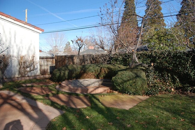 Building Photo - Newlands Manor 3 BR/2.5 Bath/2 Car Garage Custom Home