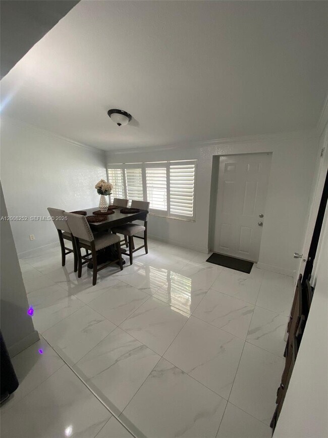 Building Photo - 1740 NE 56th St