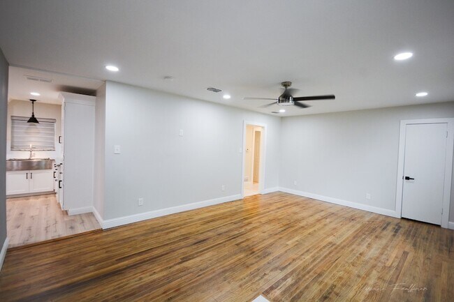 Building Photo - 722 E Strong Pkwy