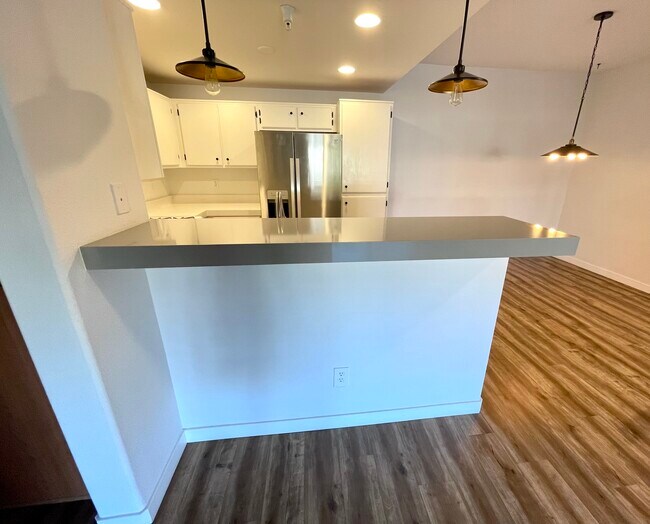 Updated counters with Bar stool area! - 31407 Taylor Ln