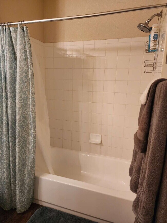 Building Photo - Fully furnished 2 bedroom 2 bathroom unit ...