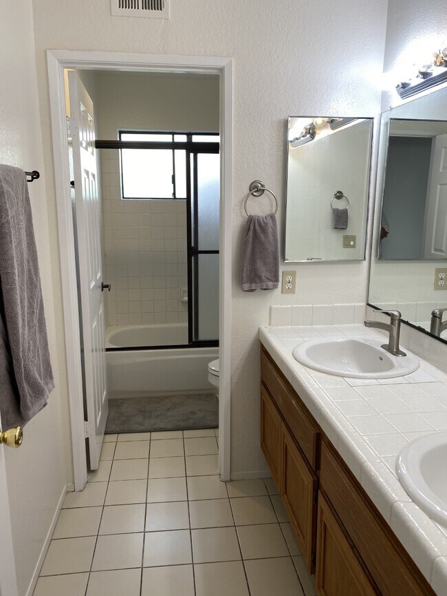 Shower and bath in second bathroom - 15928 Caminito Aire Puro