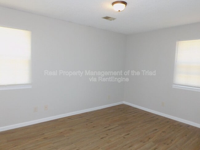 Building Photo - 4921 Chaucer Dr