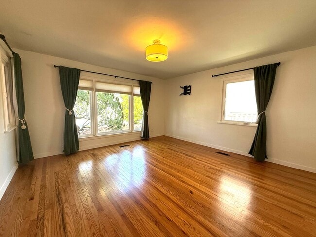 Building Photo - Charming Monterey Home in Quiet Neighborho...