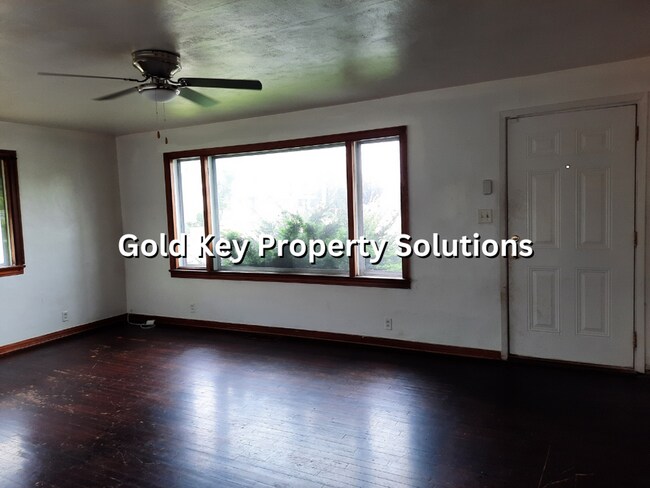 Building Photo - COMING SOON! 3 BR 1 BA House with Garage a...