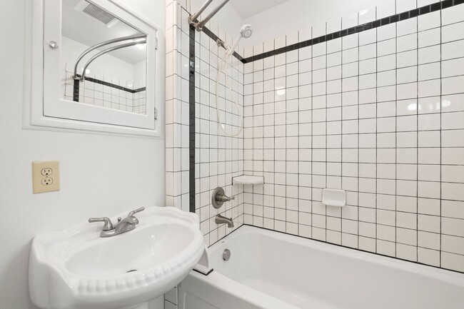 Building Photo - 2 bedroom 1 bath with full basement in Sellwood!