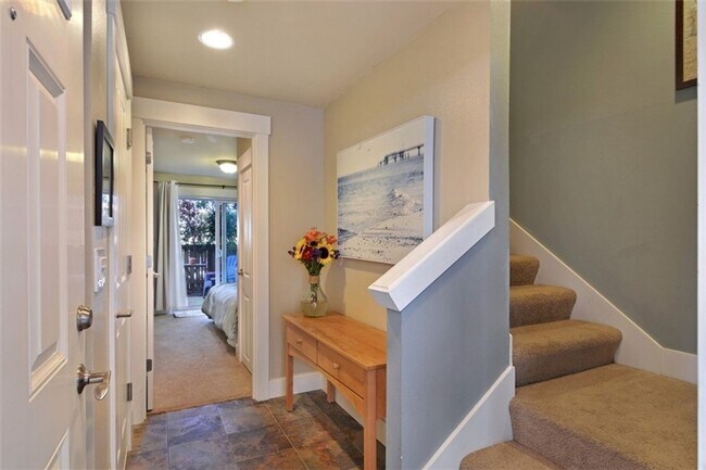 Building Photo - Stylish Townhome 4 Blocks North of Green Lake