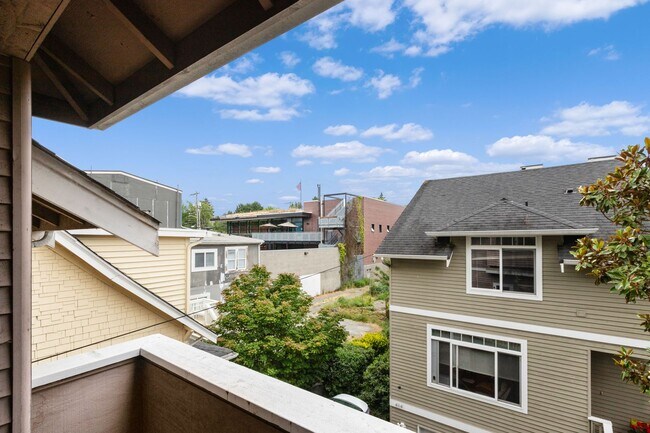 Building Photo - 3Bd/2.5Ba Seattle Home