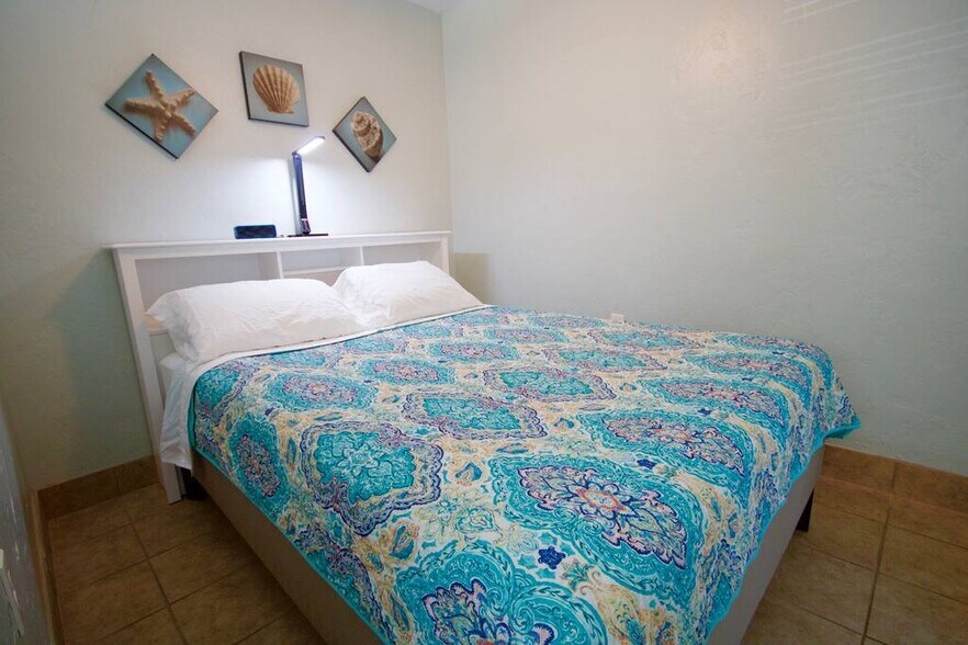 Building Photo - 5009 TANGERINE AVE S