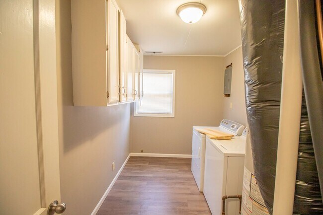 Building Photo - CENTRALLY LOCATED 2 BEDROOM HOME