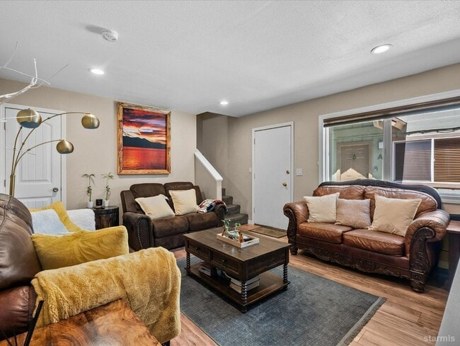 Building Photo - Nicely updated duplex 2Bd unit available s...