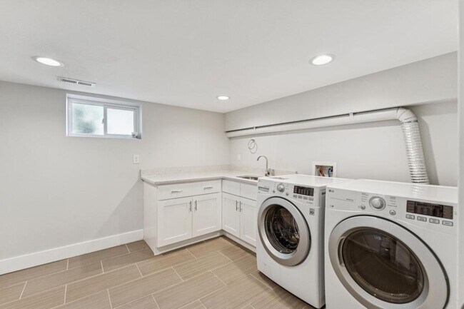 Building Photo - 1041 Yale Ave S