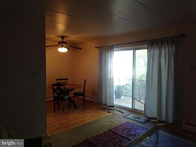 Building Photo - 610 W 11th St