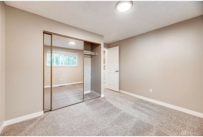 Building Photo - Kirkland Location, Charming 3 Bedroom - 1....
