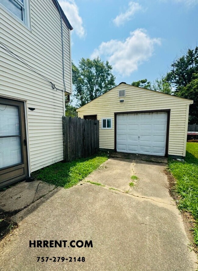 Building Photo - Amazing 6 Bedroom 3 Bathroom Two Story Hom...