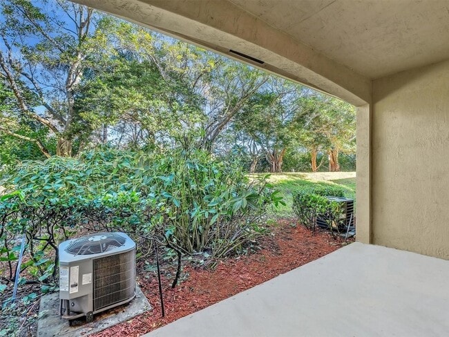 Building Photo - 3873 Tree Top Dr