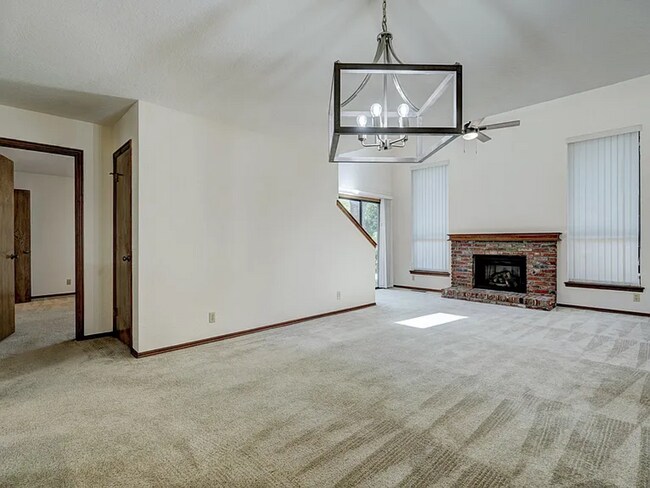 Building Photo - Beautiful 3bed/3bath Townhome Available in Westside Norman!!