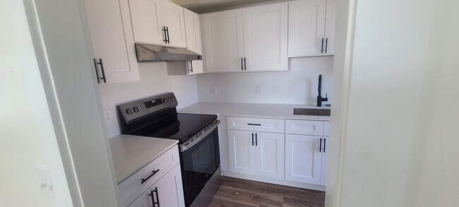 Building Photo - Completely Renovated 2BR, 1.5BA Duplex in West Nashville!