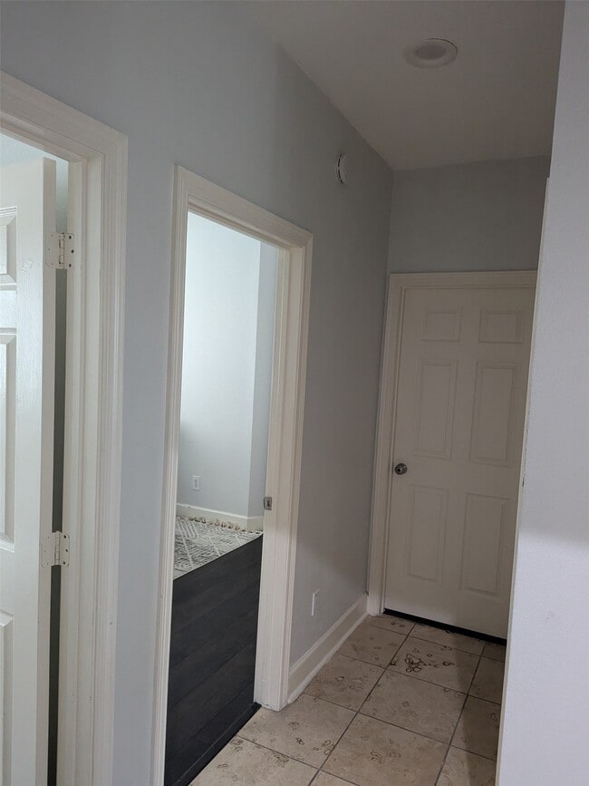 Building Photo - 2402 Raintree Village Dr