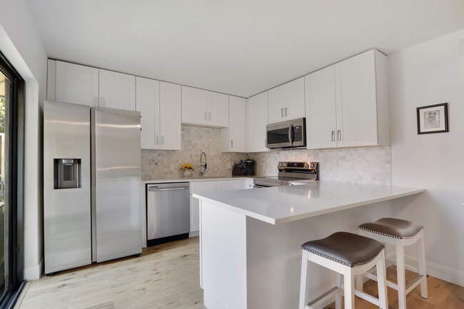 Building Photo - 1614 16th Ln