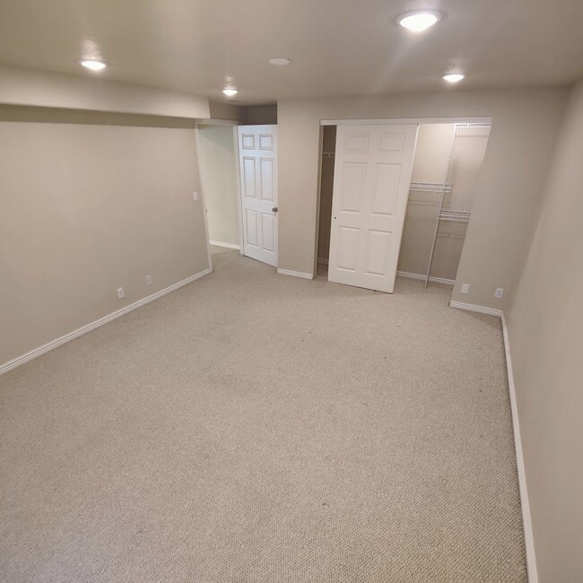 Building Photo - 5 Bed/3 Bath Townhome for Rent in Cedar Hi...
