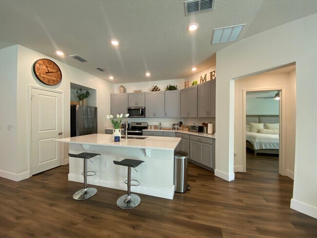 Building Photo - *1000 OFF 1ST MONTH FREE* Spacious 4 Bed, ...