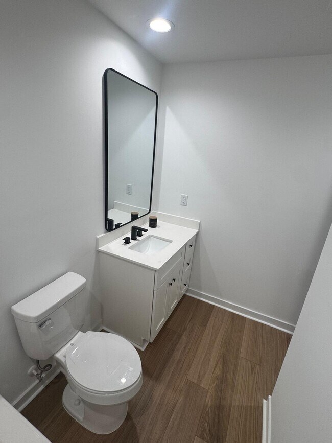 Building Photo - 512 Crump St