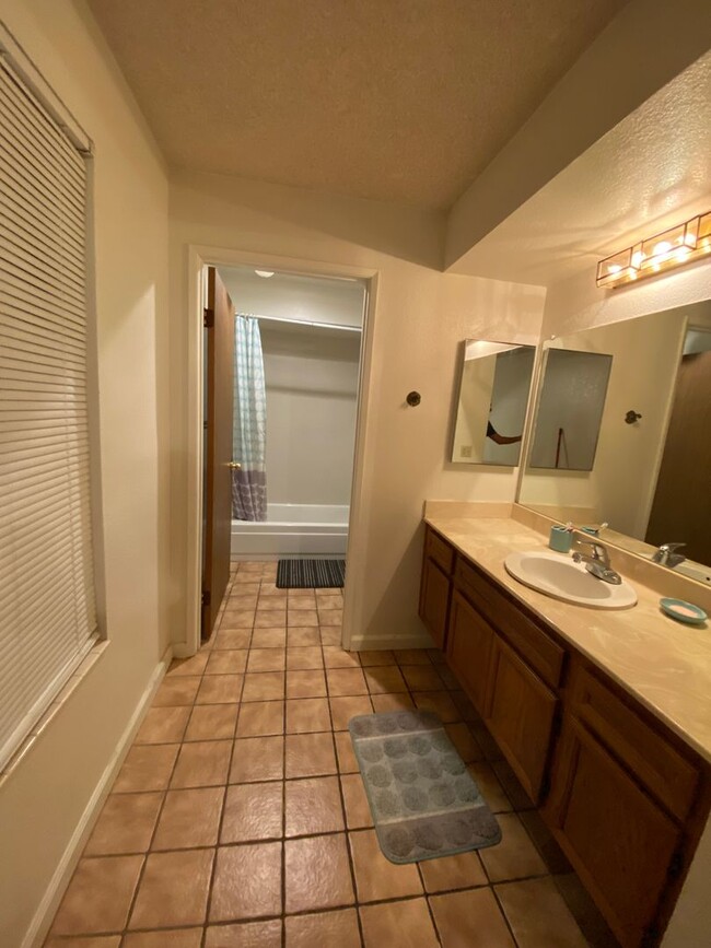 Building Photo - Spacious 2 bedrooms / 2 bath in Escondido