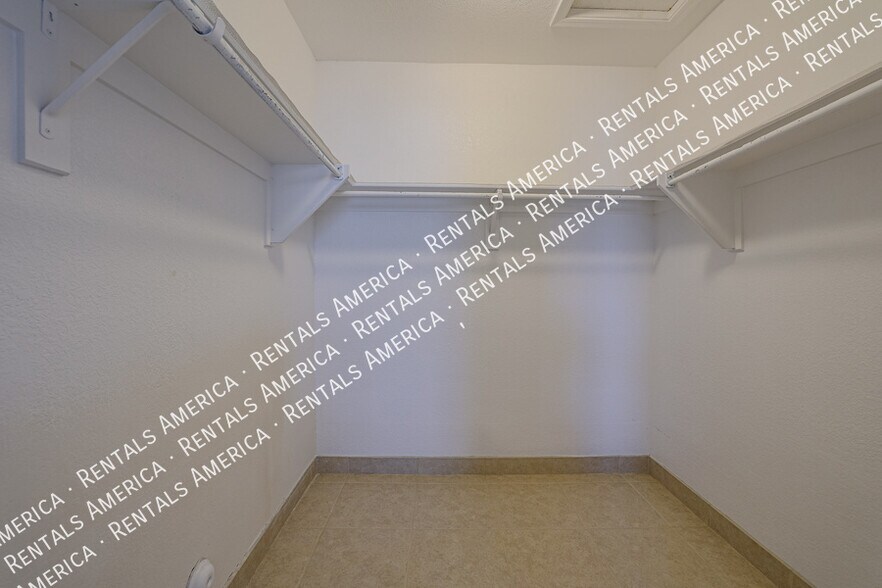 Building Photo - 1324 S Mosley Ct