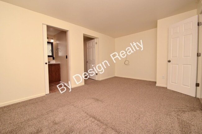 Building Photo - Pristine Remodeled Olive Grove 4 Bedroom 2...