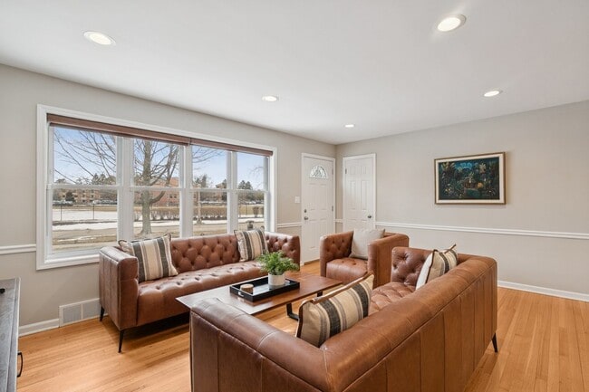 Building Photo - 689 E Illinois Rd