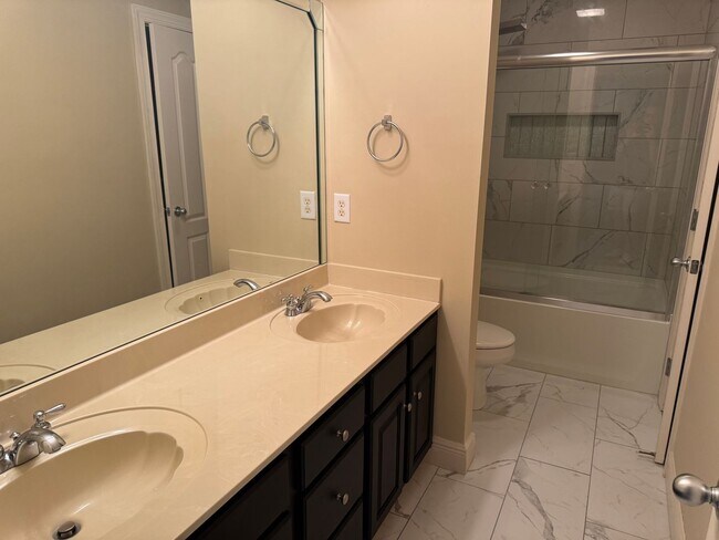 Building Photo - Great 4BR home near Brentwood