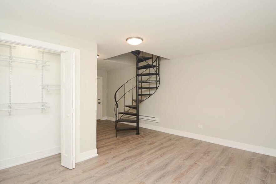 Building Photo - 824 W Cornelia Ave