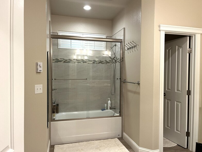 Master bathroom - 358 Reddington Dr