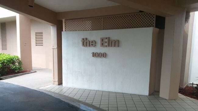 Building Photo - 1000 Saint Charles Pl