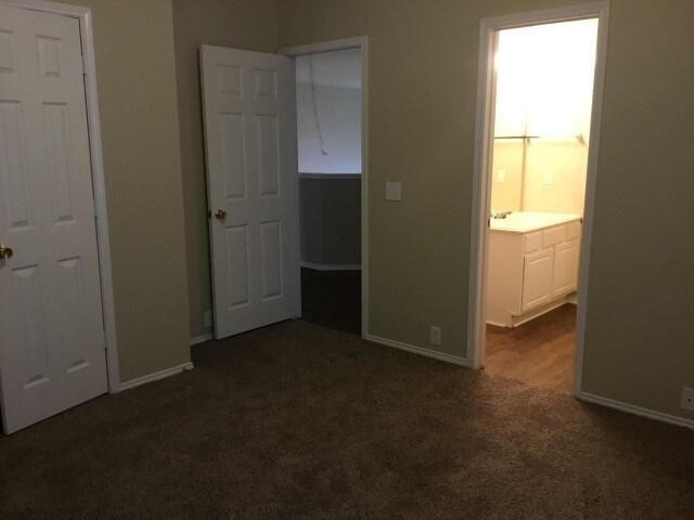 Building Photo - 4008 Double Oak Dr