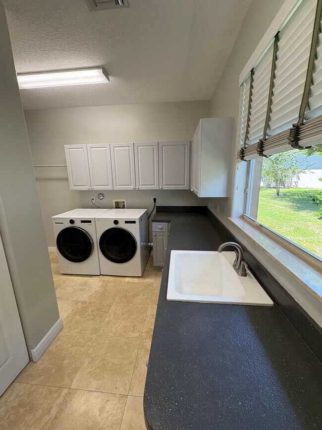 Building Photo - Spacious 3/3.5 3 car garage home in Palm City