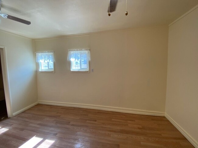 Building Photo - 2 bedroom 1 bath cottage