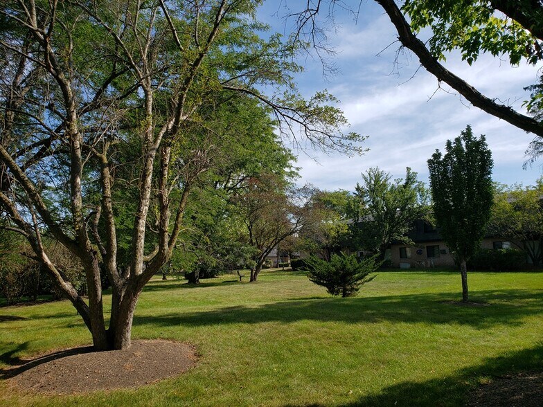 Building Photo - 865 Westmoreland Dr